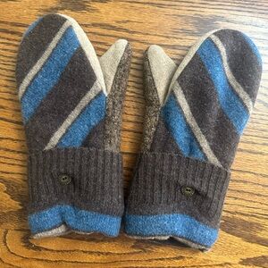 Handmade wool mittens. One size